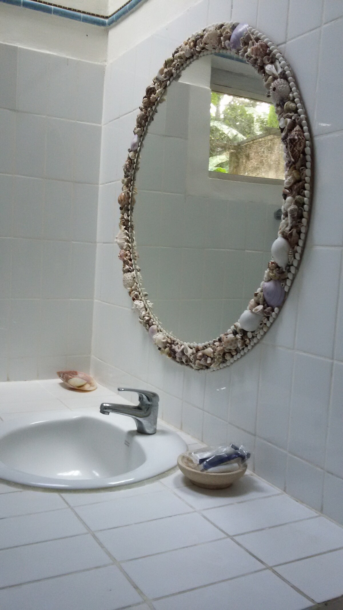 อ่างล้างหน้าในห้องน้ำที่ติดกับห้องนอน