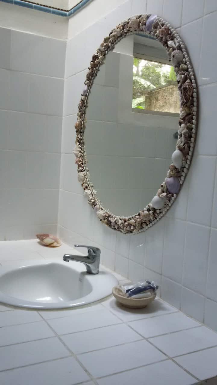 Мивка в банята със съседна спалня