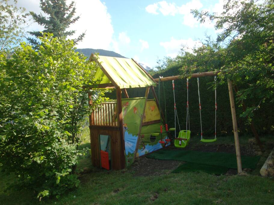 aire de jeux à proximité du terrain de boules