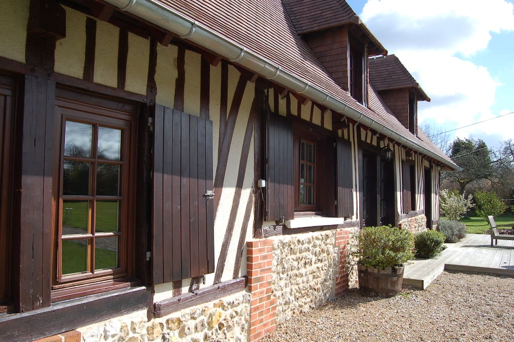 La façade typique en briques, silex et colombages