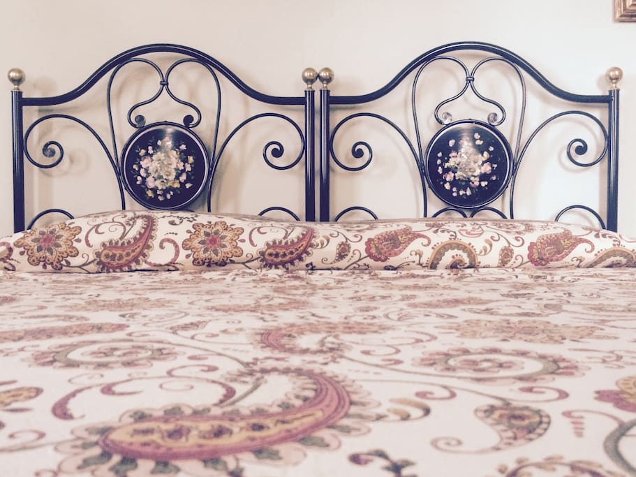 Il letto matrimoniale.