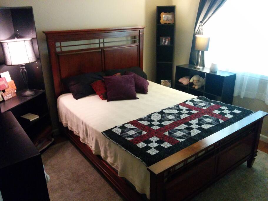 Cozy bedroom with blackout curtains, good lighting and places for your things.