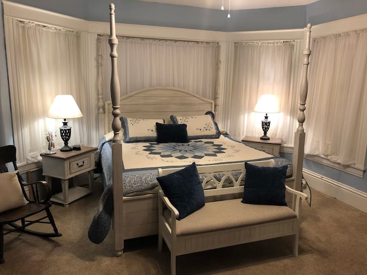 The Estate Room At Shoal Creek B&B Bed and breakfasts for Rent in