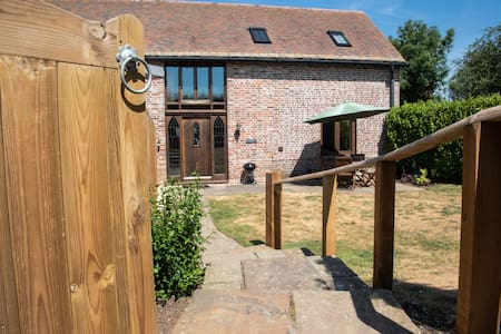 17th Century Barn Conversion With Enclosed Garden Cottages For