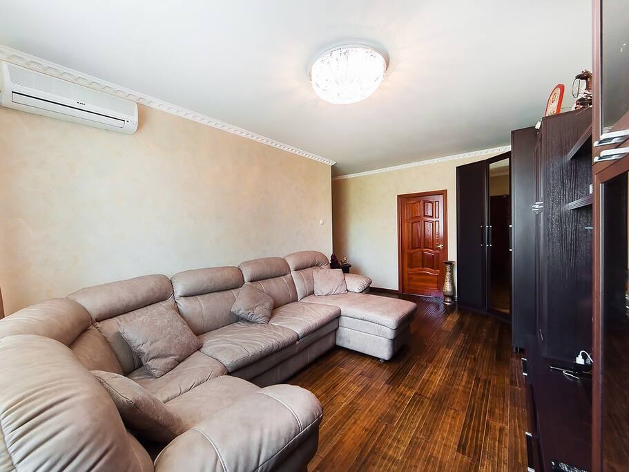Комната 2 (гостиная). Справа дверь в Комнату 2.