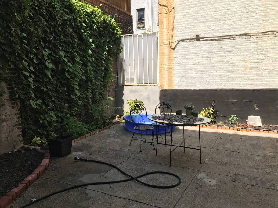 Backyard
Smoking allowed