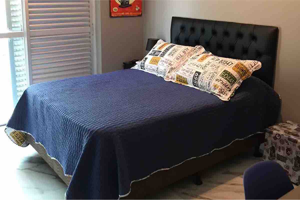 Spálňa 1 s TV, stolom a otvorenou skriňou