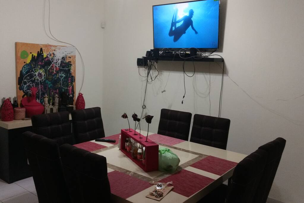 Comedor amplio con loza y cubiertos incluidos, tv 50 con blue Ray y home theather.