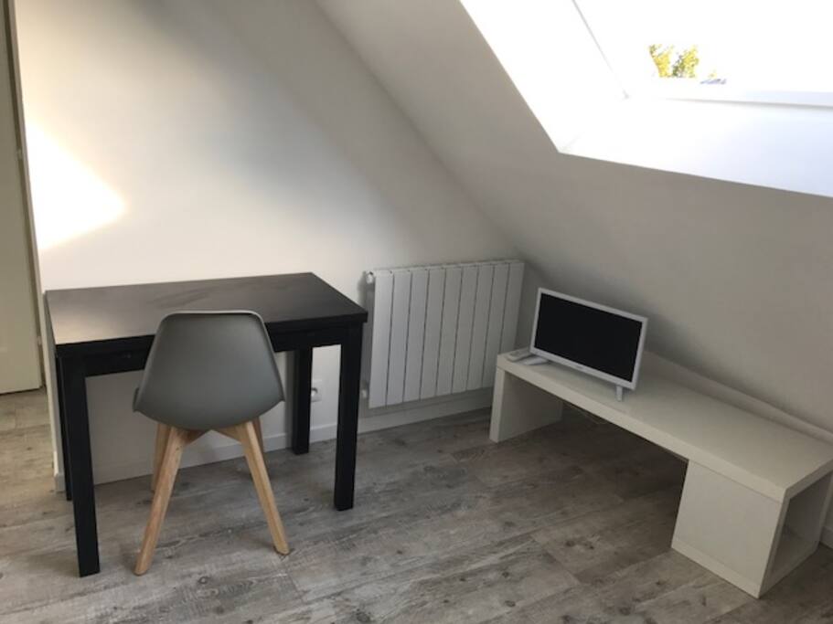 Coin bureau avec écran plat