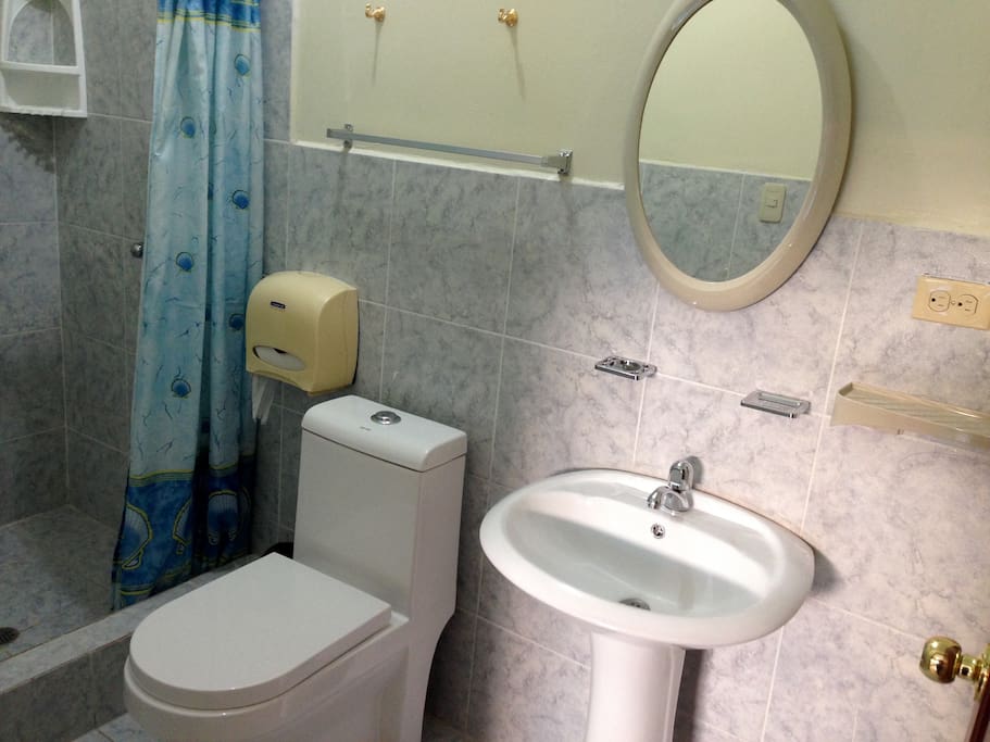 Baño privado completo, con ducha de agua caliente