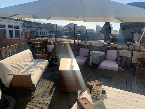 Popular Airbnb listing: Sunny appt & terrace beach with Maine Coone cat in Vissershaven