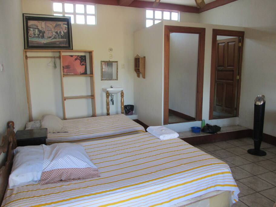 Nuestras habitaciones son amplias y todas tienen baño privado.