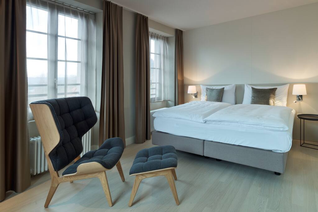 Stilvolles Schlafzimmer mit übergrossen Betten sorgen für erholsamen Schlaf