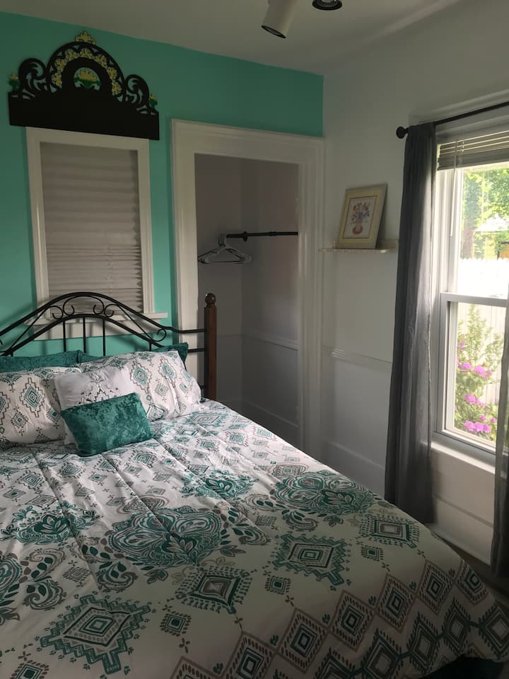 Farmhouse Glam卧室。这是一张标准双人床 