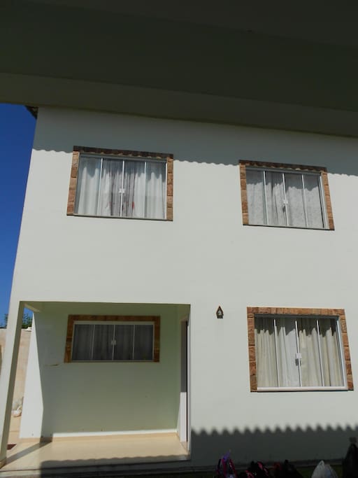 A casa. 1º piso: cozinha, sala de estar, lavabo, área de serviço. / The house: 1st floor: kitchen, living room, 1/2bathroom. 2nd floor: 2 bedrooms, 1 bathroom