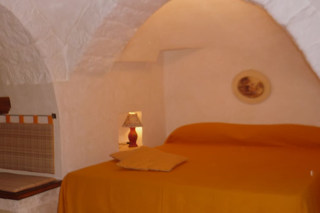 Letto matrimoniale situato all'interno di una alcova