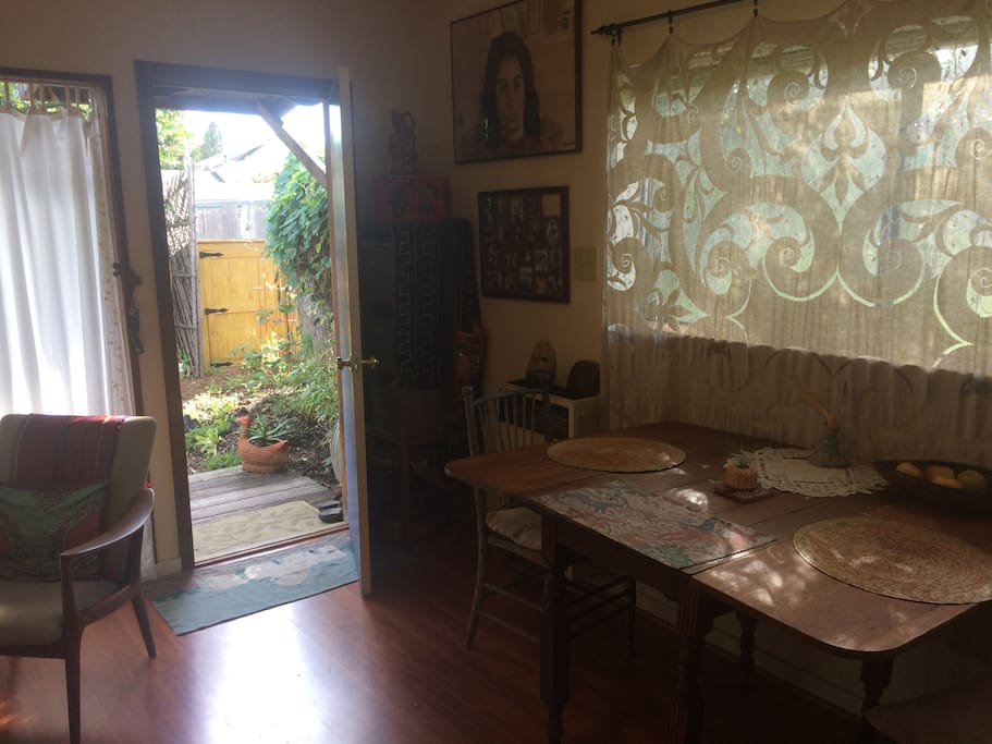 Living/sleeping area