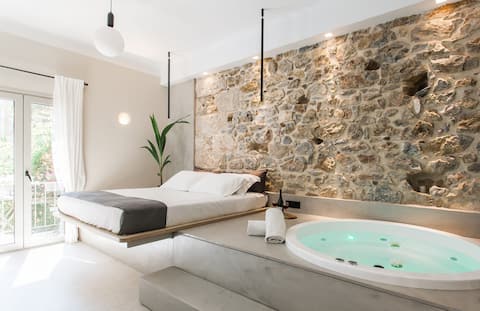 Top Airbnb: Romantic getaway right next to Acropolis! in ΒΕΪΚΟΥ