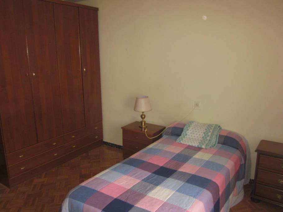 Dormitorio con cama individual 0,90. Armarios amplios.