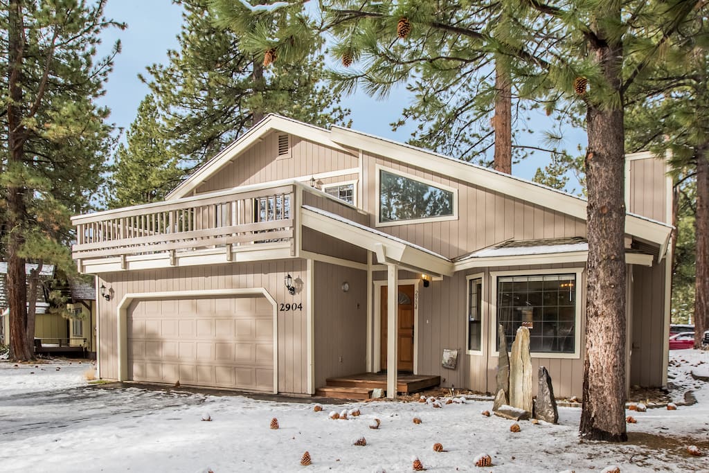 This Wintershire wonderland is a 3.5 bedroom/2 bathroom home that's close to everything Tahoe has to offer!