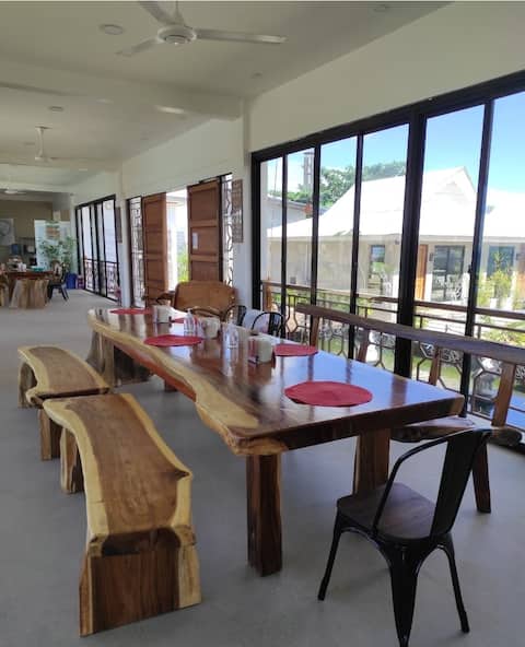 Beach Getaway in Zambales| 6BR for 24 +Pool & WiFi