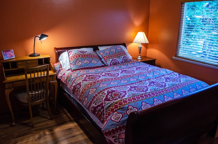 سرير بحجم كبير في غرفة النوم الرئيسية