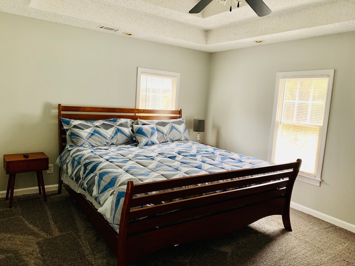 Pekná veľká hlavná spálňa s manželskou posteľou King a inteligentnou LED televízorom