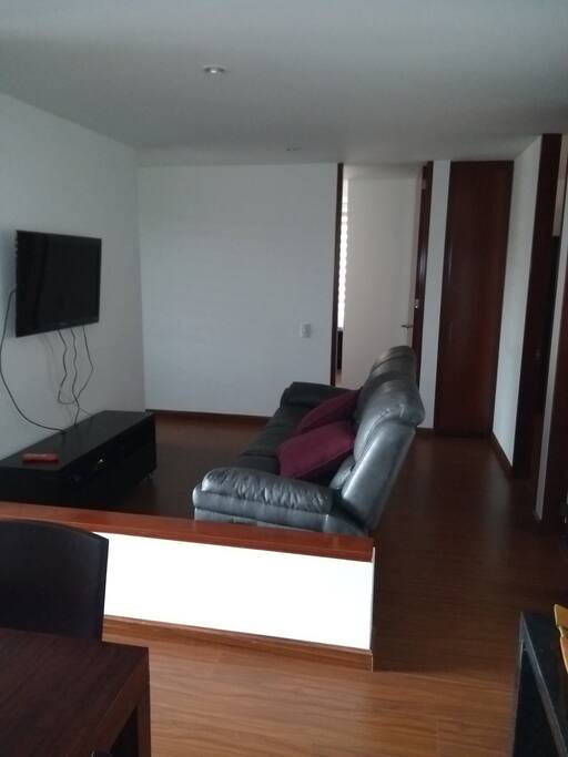 Family room: Recliner sofa and TV.
Sala de estar: Sofa reclinable y TV.