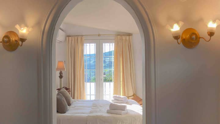 Главна двојна спална соба на горниот кат, со гардеробер и бања.