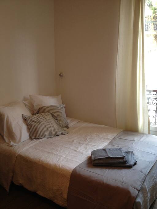 Grande chambre avec un lit confortable, avec deux bureaux