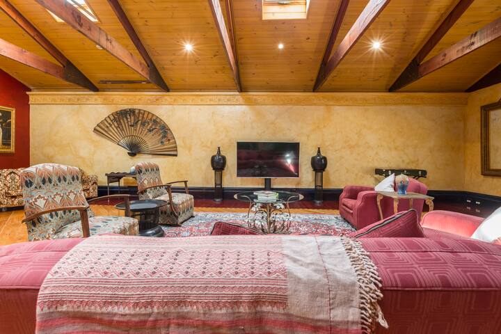 Spacious Apartment with Eclectic European Design gallery image 3