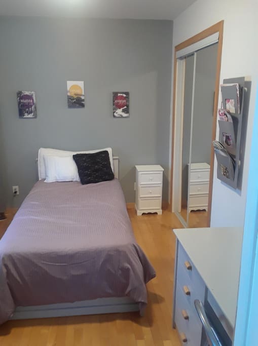 Petite chambre confortable