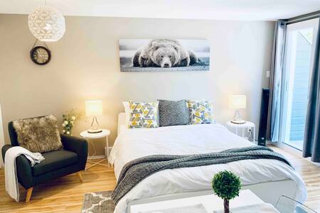 Peaceful Modern Studio+Full Kitchen & Pool Access