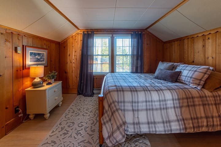 Dormitorio de invitados con cama de matrimonio