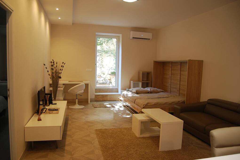 Salon, bureau, lit escamotable ouvert