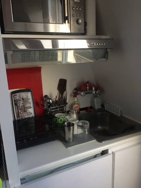 Popular Airbnb listing: MILITARY SCHOOL STUDIO in Paris 7e Arrondissement