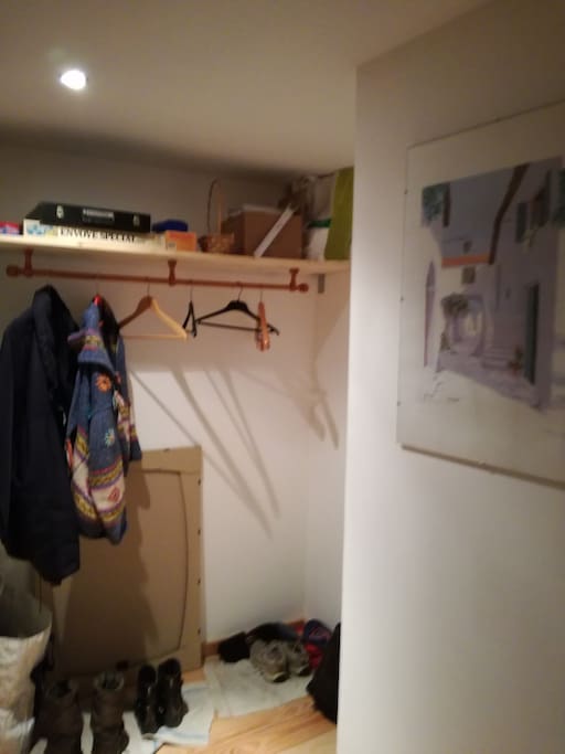 Entrée avec penderie - Entrance and cloakroom