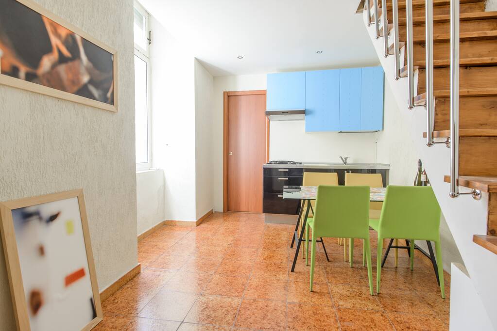 The open space with the kitchen and the dining table
---
L'ingresso aperto su soggiorno e cucina con tavolo da pranzo