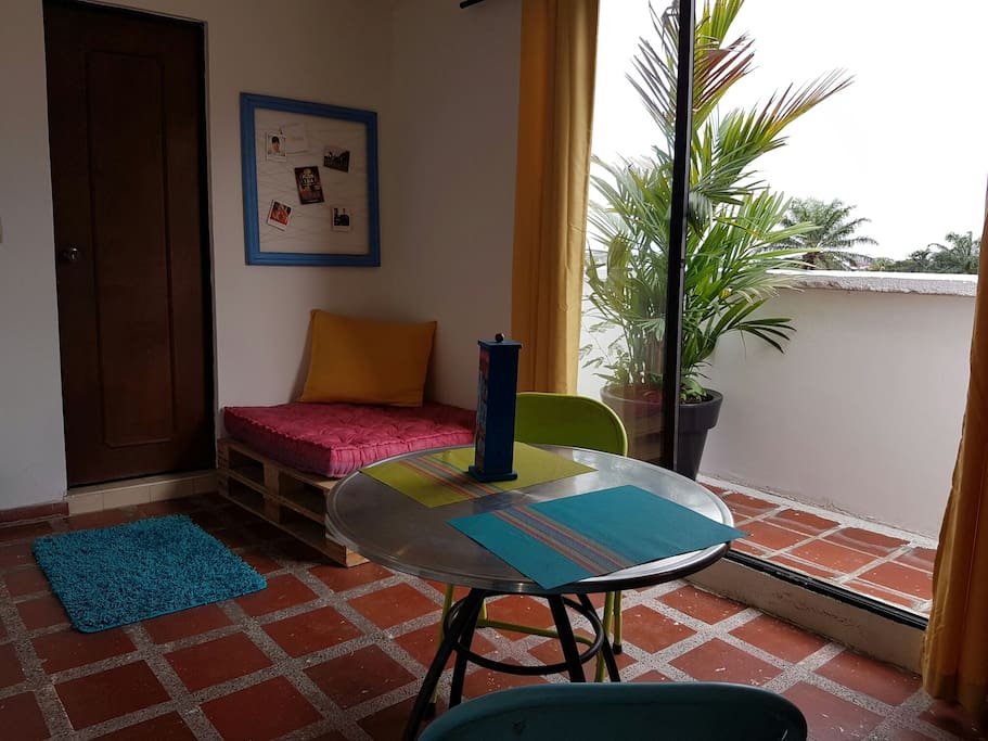 Fresh, comfy studio with private balcony.
Roosevelt26. Escapetocali. C o m