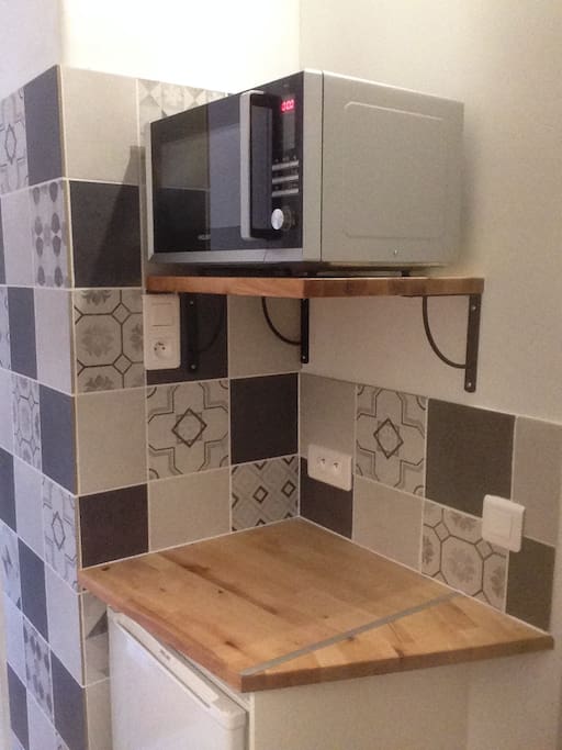 un four micro onde et un frigo encastré