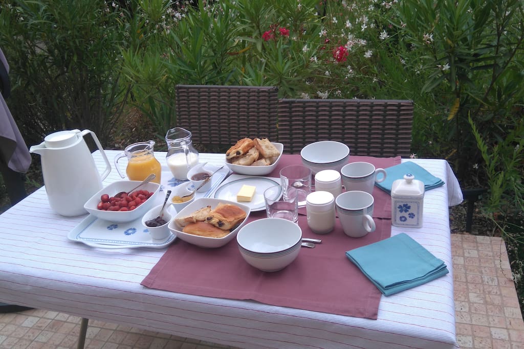 Petit déjeuner servi sur la terrasse privative.