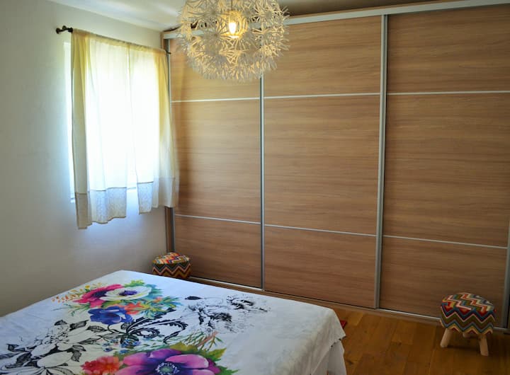 חדר שינה ענק עם מיטת קינג נוחה במיוחד, שידות לילה וארון.