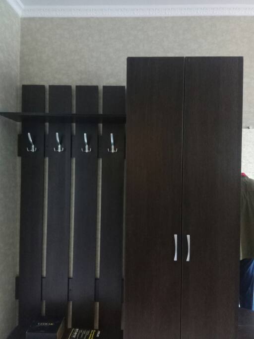 Room with double bed, shower, closet, drawers and toilet.
Комната с двуспальной кроватью, душевой кабиной, шкафом, ящиками и туалетом.