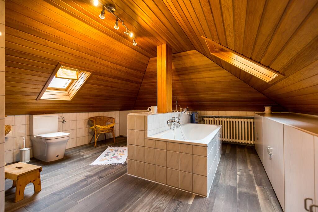 Sonniges Badezimmer mit freistehender Badewanne