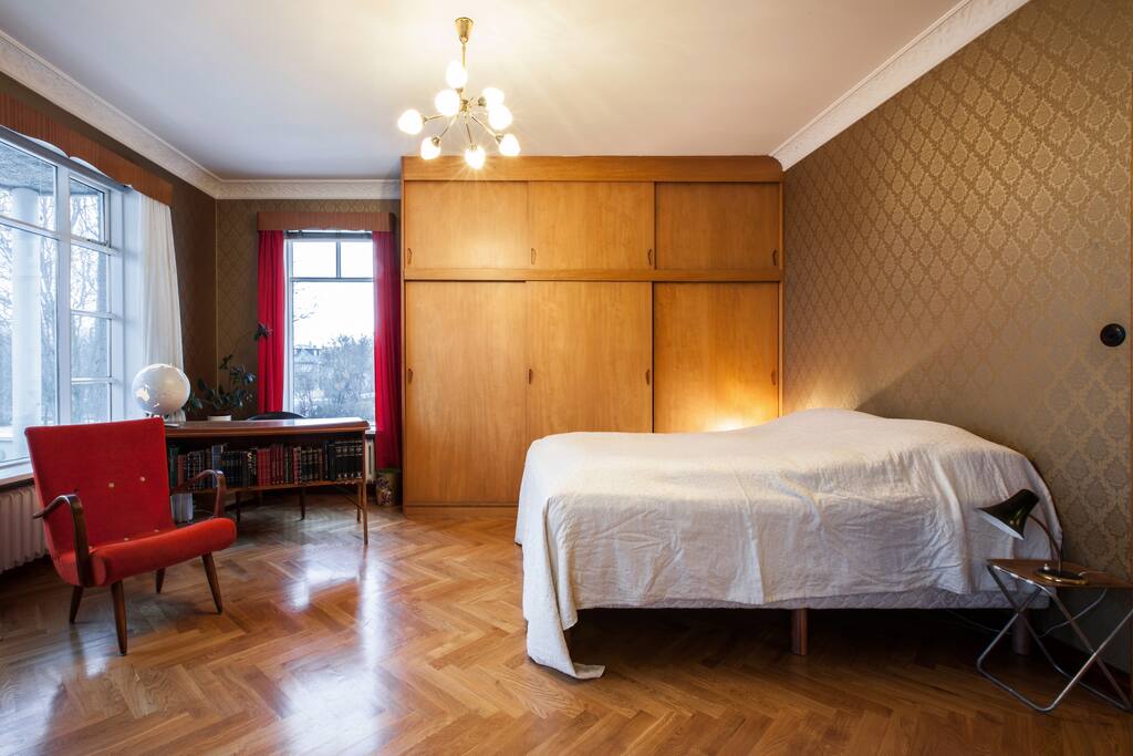 Bedroom, queen size bed, with access to Terrace