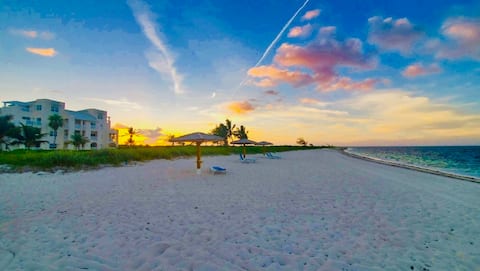 Holiday discount- ocean view, pool and hot tub!