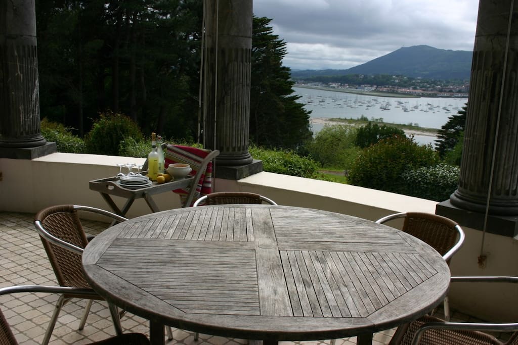 Table pour déjeuner à 8 pers.
