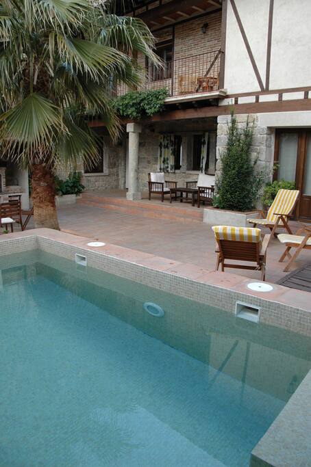 Piscina en el patio