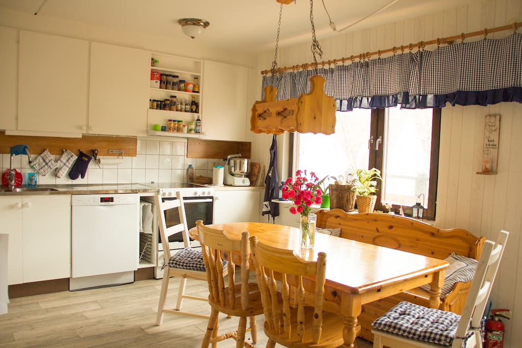 Homey, spacious kitchen, 7-8 people.