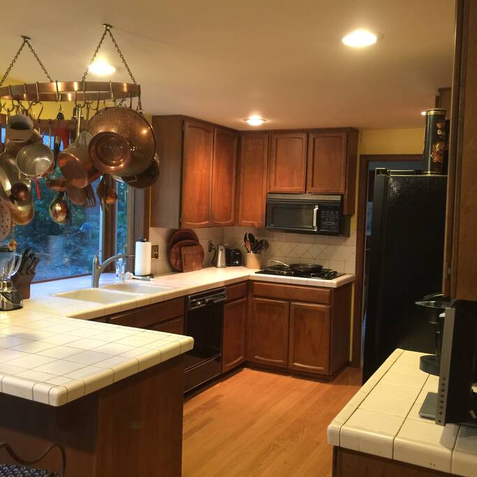 Full kitchen